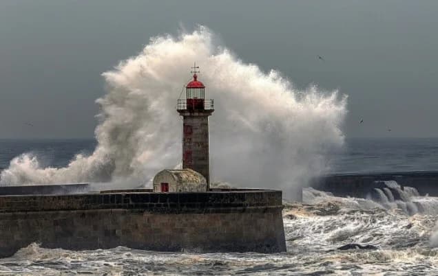 Mainland Portugal recorded six heatwaves