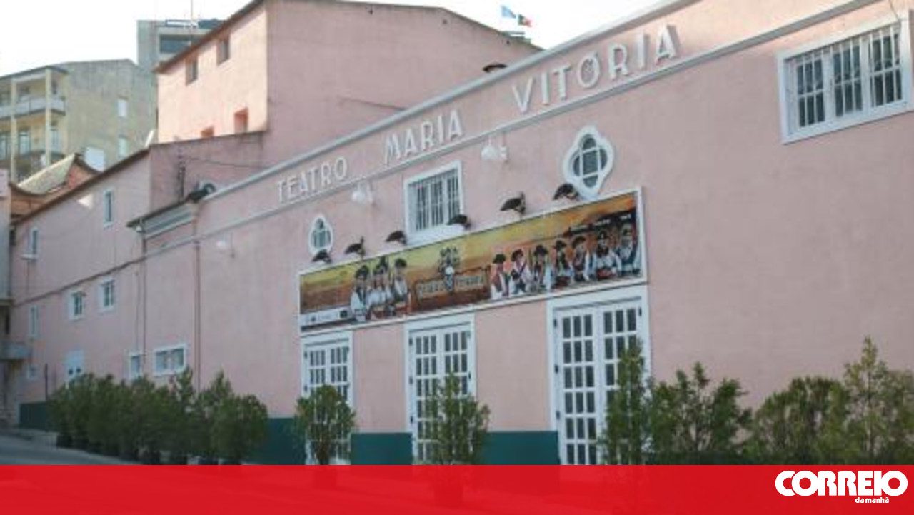 Actors concerned about the closure of the Maria Vitória Theatre