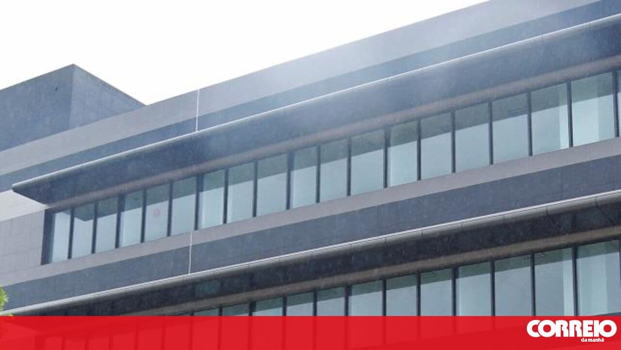 Climbs to the second floor of a block of flats and threatens his ex with a craft knife