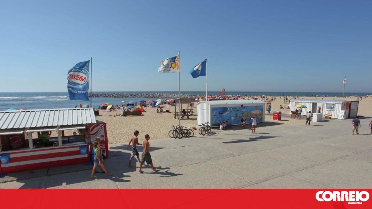 Two young women rescued from the sea at Baía Beach in Espinho