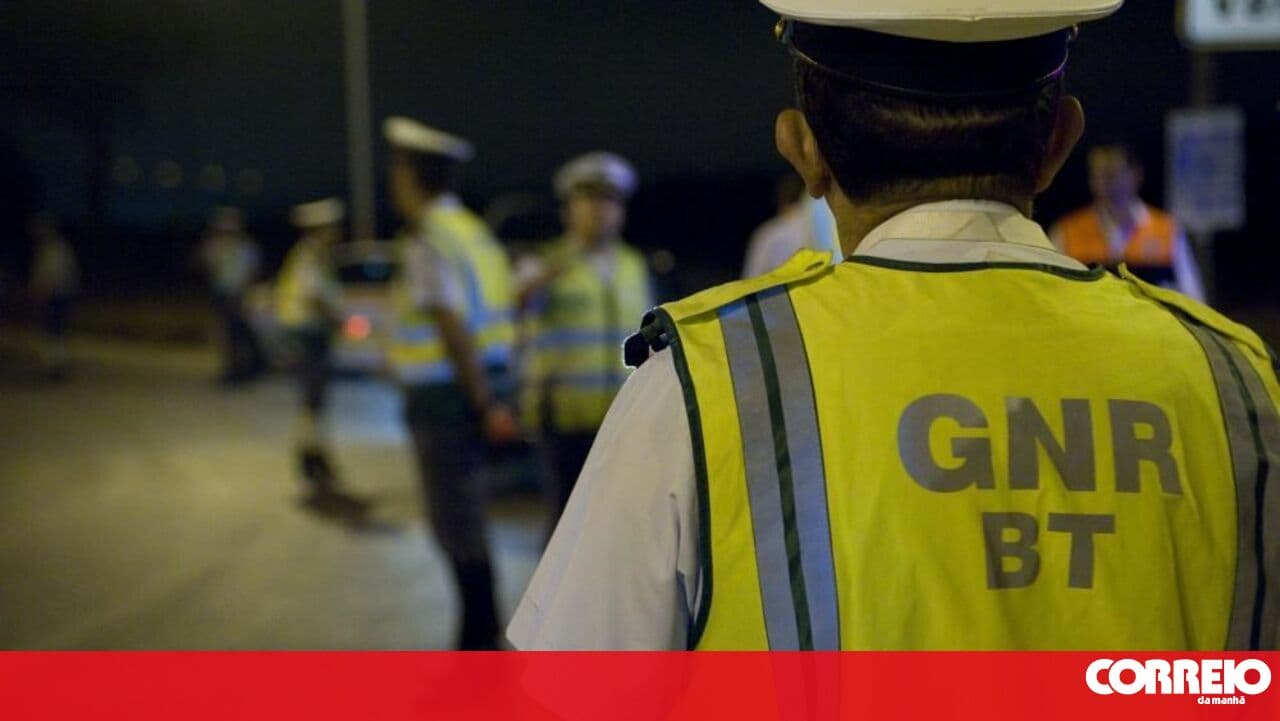 Driver dies after sand truck crashes in Coruche