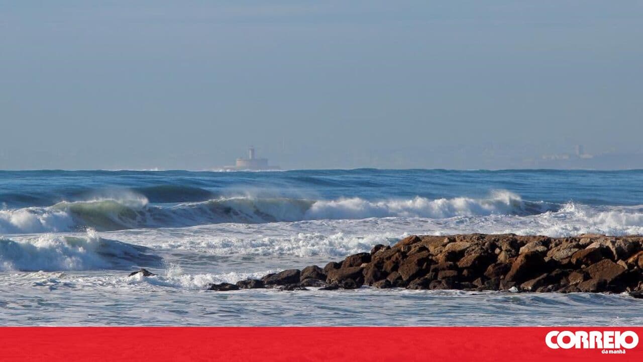 Authorities suspend search for young man missing at Costa da Caparica beach