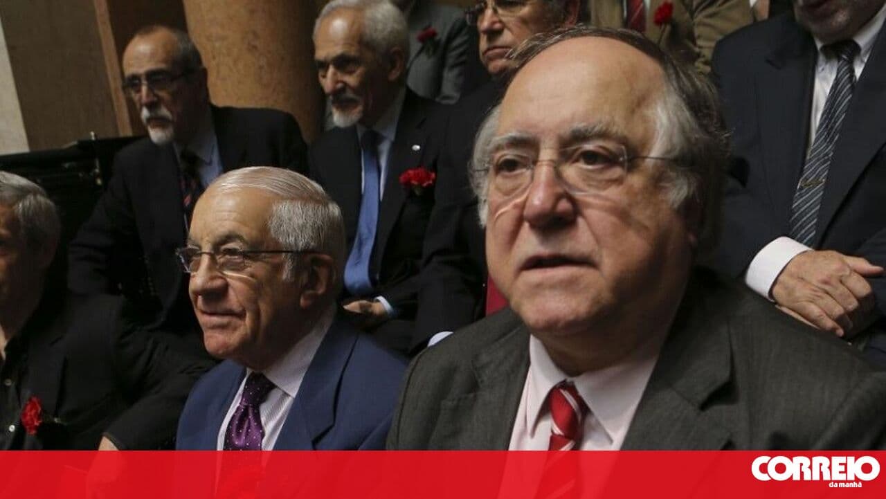 25 de Abril Association calls for "silence to weapons, end to wars"