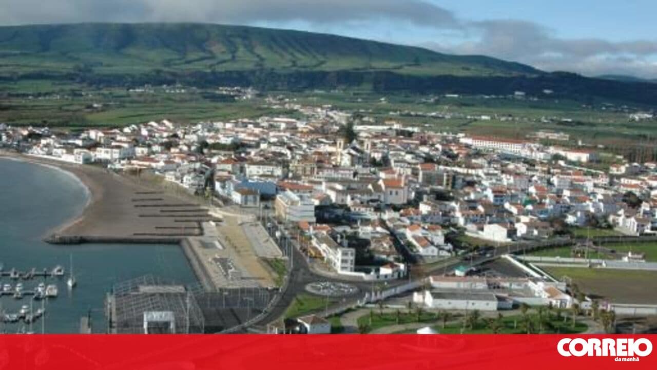Two-car collision kills woman at bus stop on Terceira Island