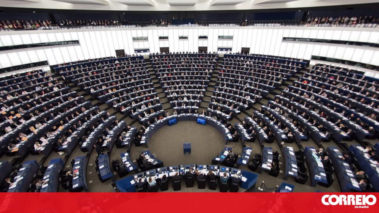 MEPs approve proposal to strengthen air passengers' rights