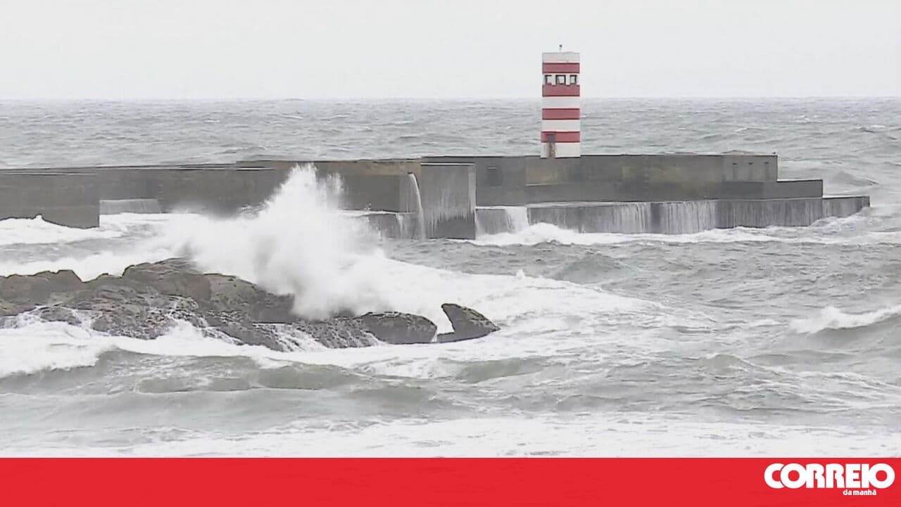 Three maritime bars closed and one restricted due to rough seas in Portugal