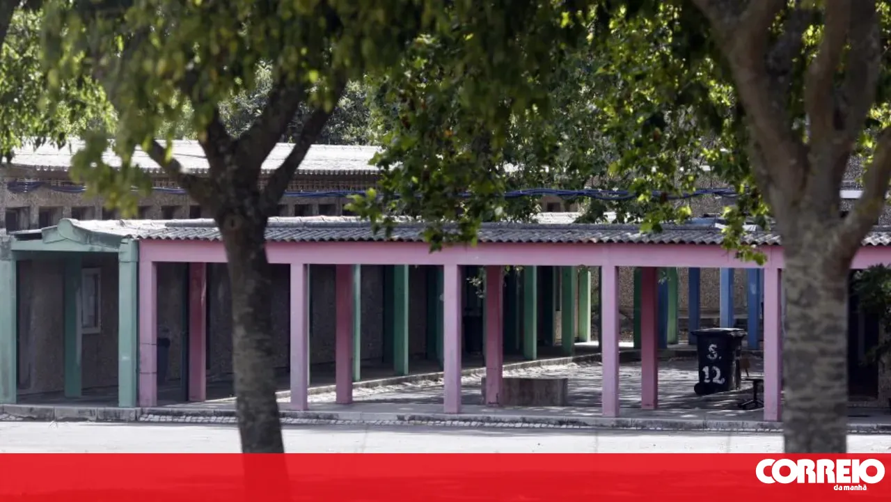 Asbestos removal work at former Cascais school suspended