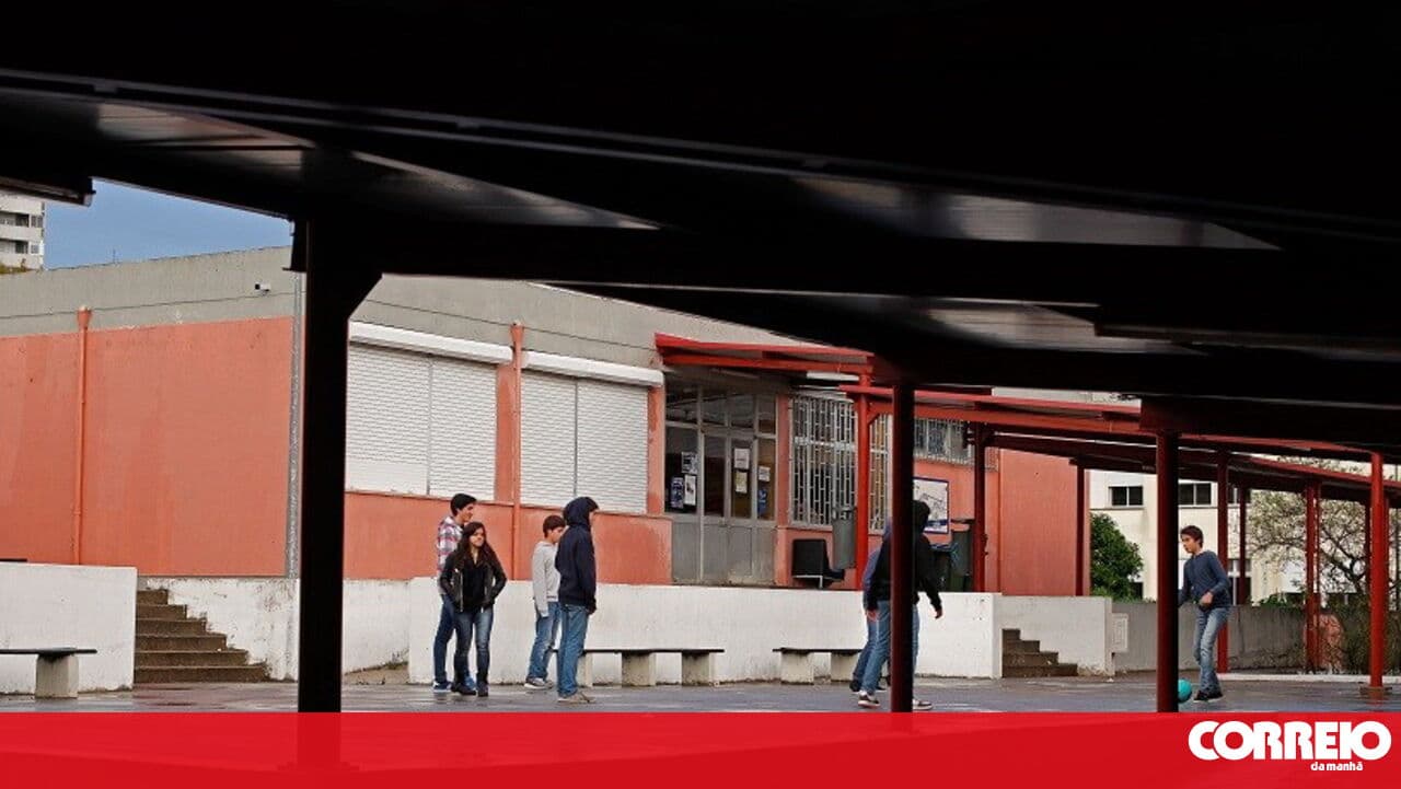 School principals request salary increases and training for new roles