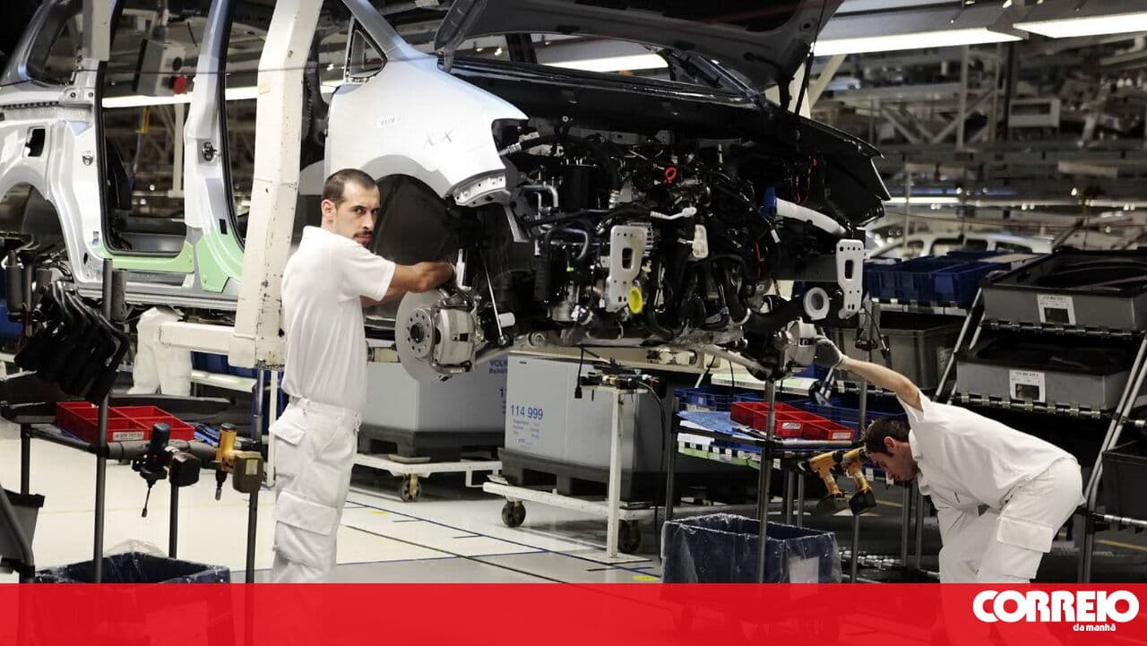 Autoeuropa industrial park workers promise to continue fight against labour package