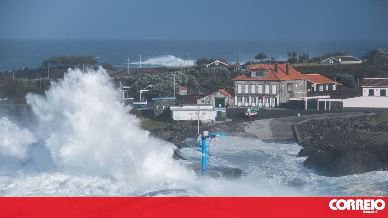 Azores under orange and yellow warnings due to rough seas and wind