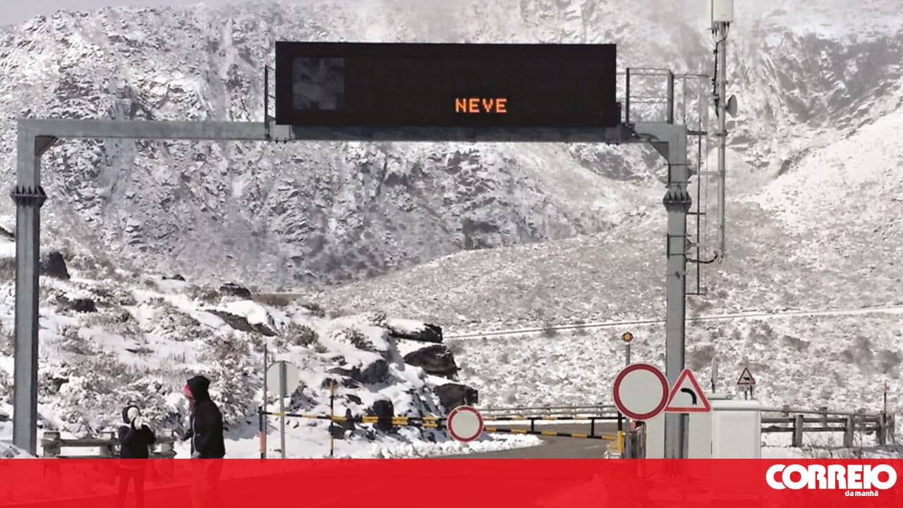 Serra da Estrela starts the new year blanketed in white