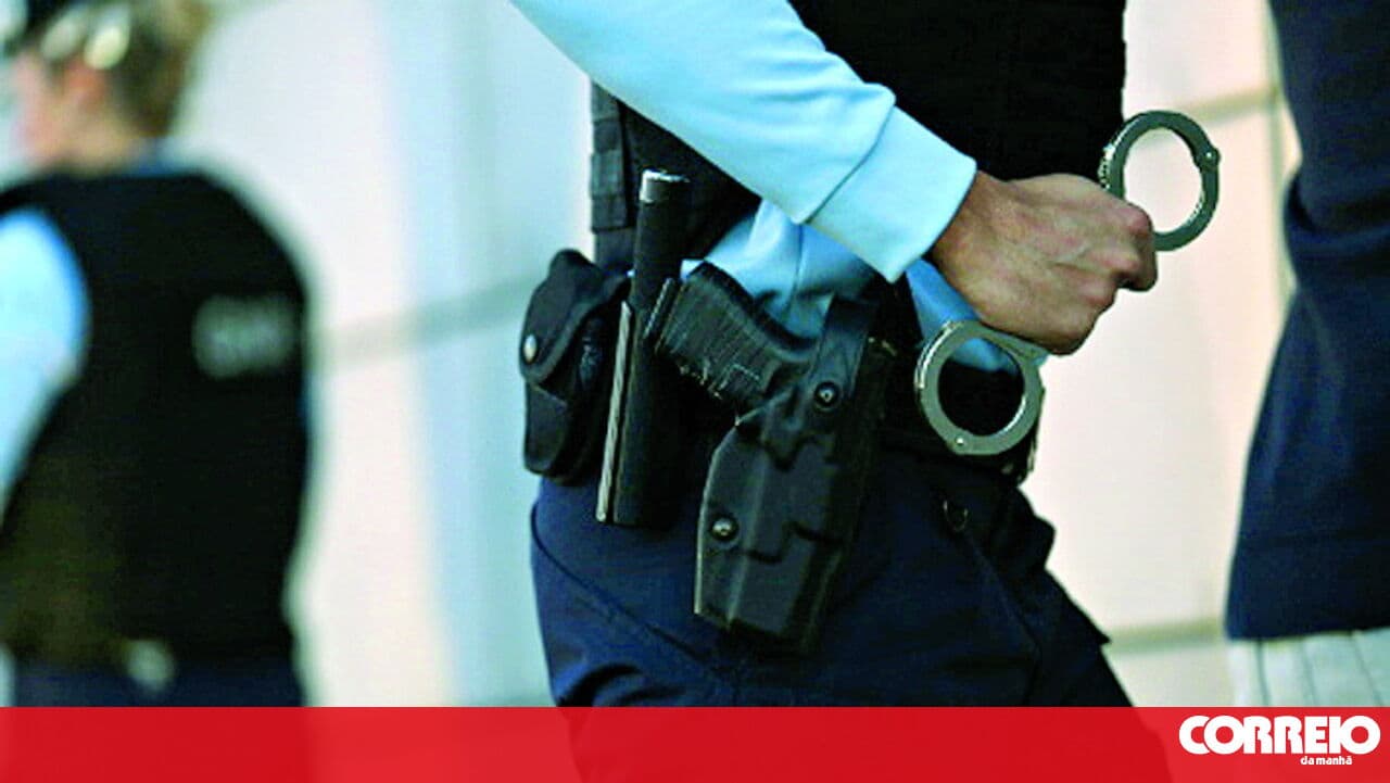 Group of 13 people steals 2500 euros and three mobile phones in Águeda. Victims were assaulted with batons