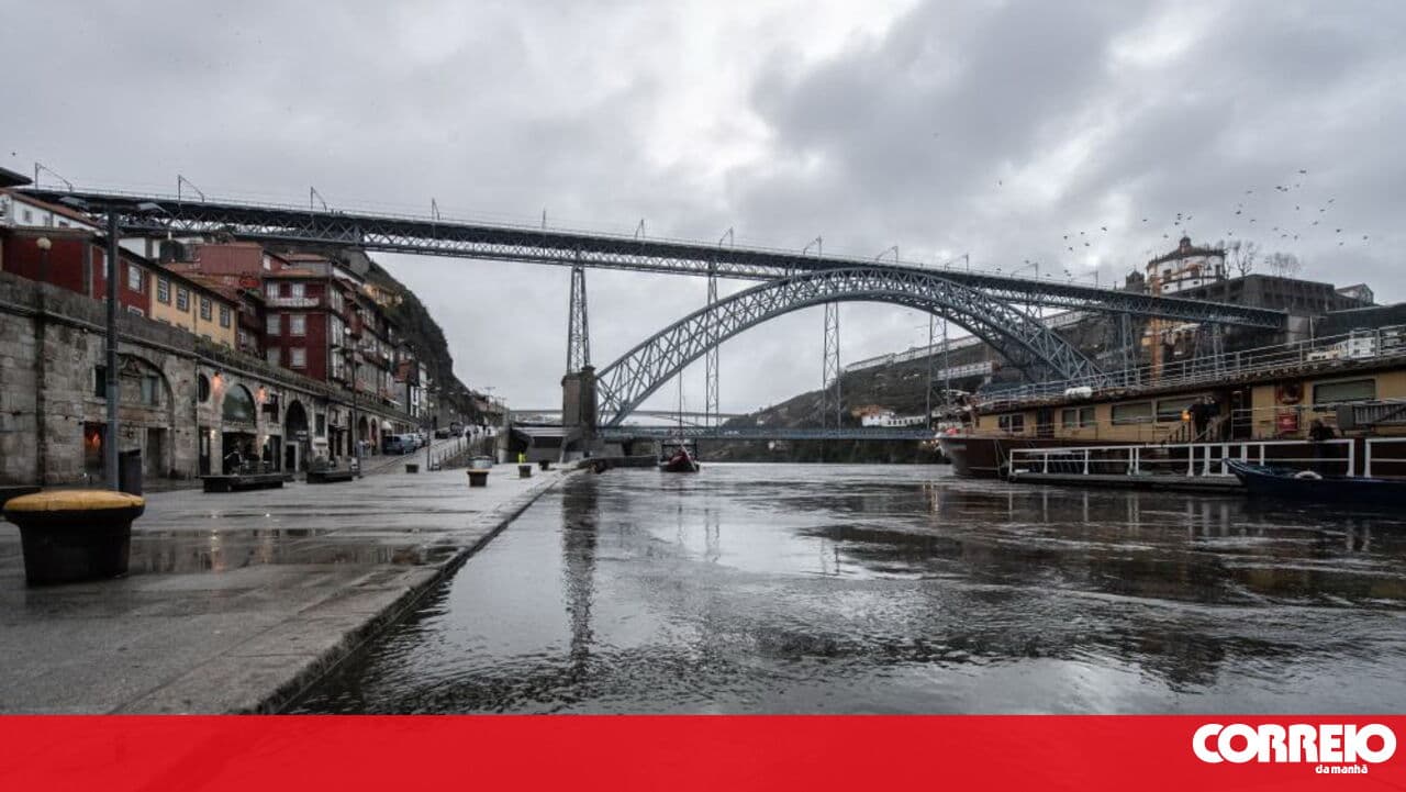 Porto's riverside traders prepare for possible flooding