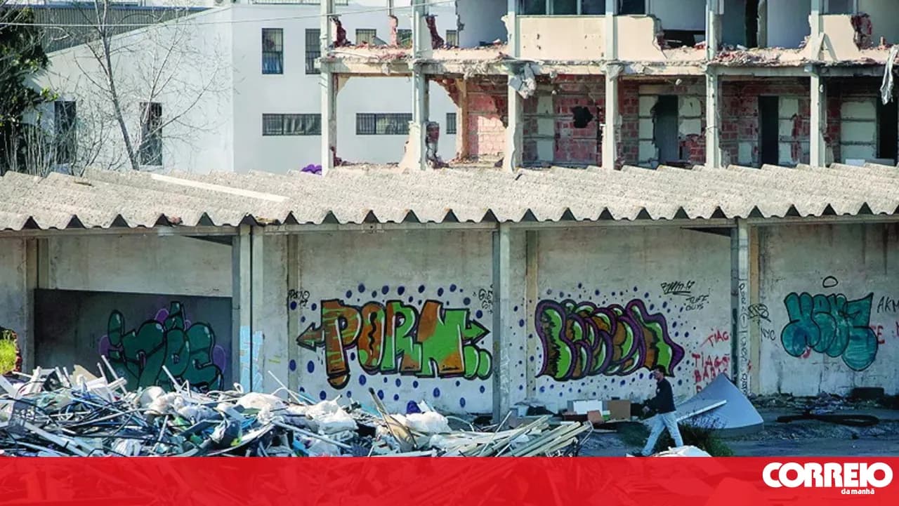 There are more than 3,140 buildings with asbestos roofing in the Azores