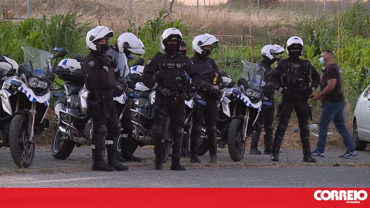 PSP met with stones and bottles in Quinta do Mocho. Shots were fired and two police officers injured