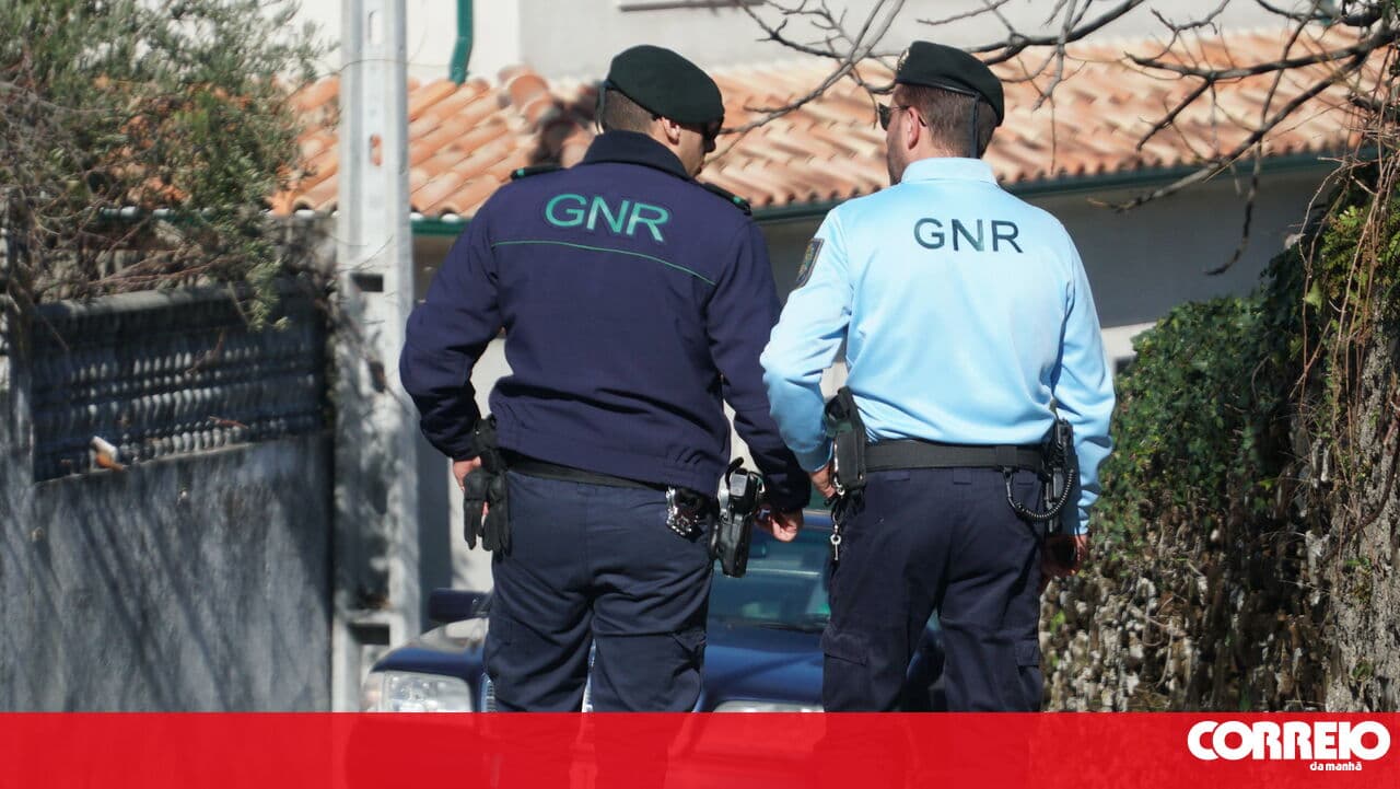 Around one thousand counterfeit sports jerseys seized from parcels in the Algarve