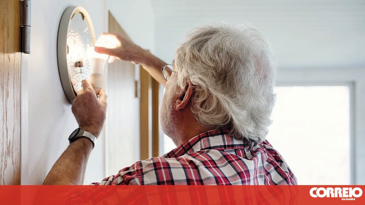 Fifty people live without water or electricity while waiting for rehousing in Vila Franca de Xira