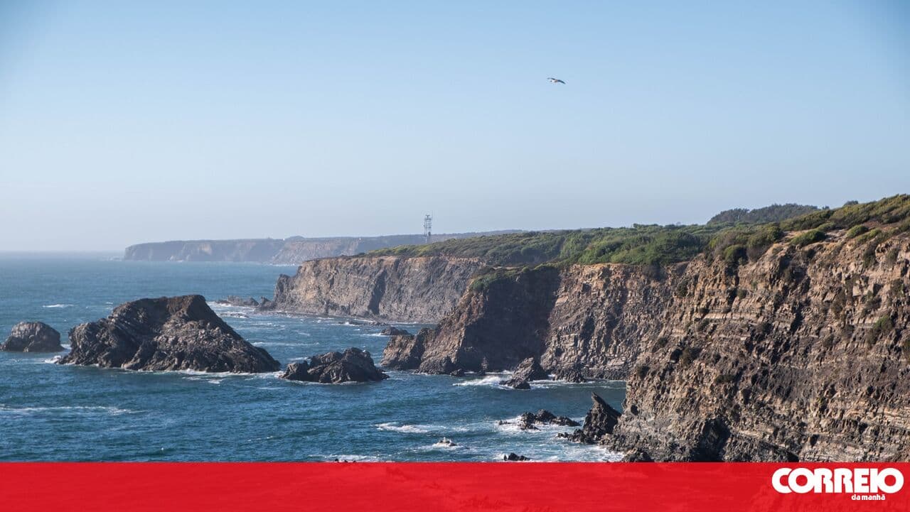 Man survives 100-metre cliff fall in Zambujeira do Mar