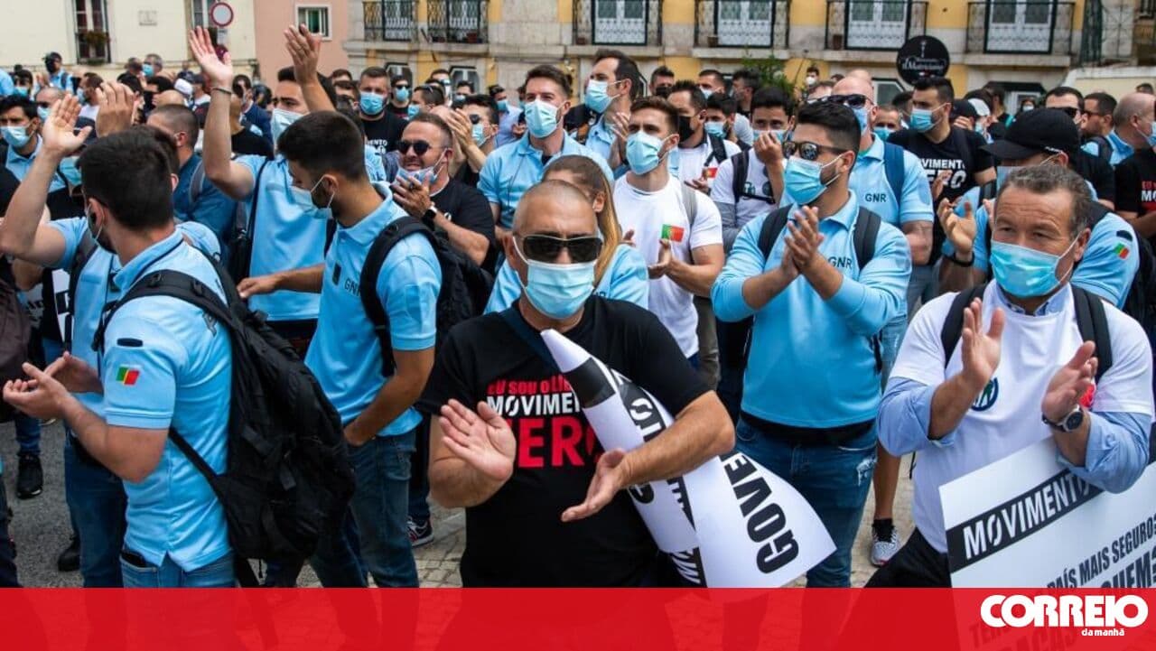 Police officers protest at the Prime Minister's residence against pension cuts