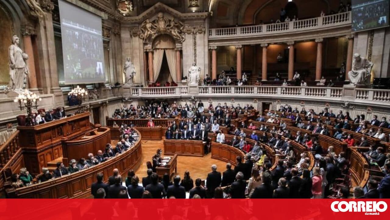 Opposition against "tricks" in the lay-off created by the Government after the storm. PSD and CDS condemn "populist proposals"