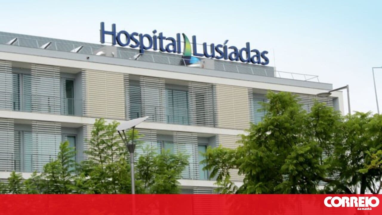 Health workers protest in front of private hospital and declare support for general strike
