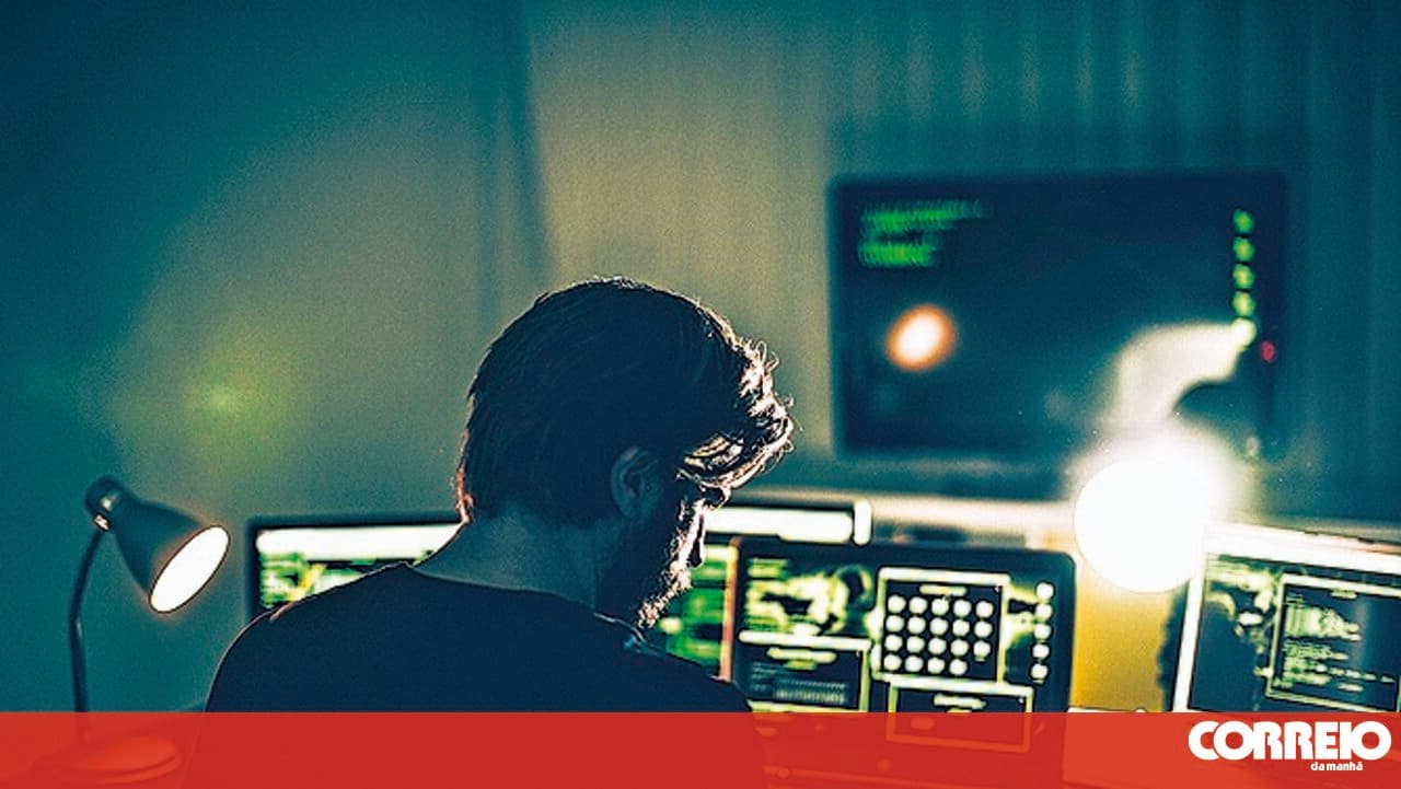 Man loses 18,000 euros in scam using the name of António Lobo Antunes