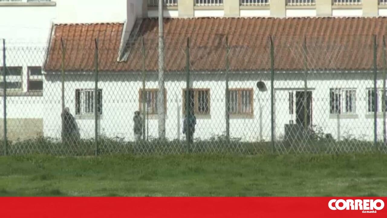Inmate suffers minor injuries in fire at Santa Cruz do Bispo prison