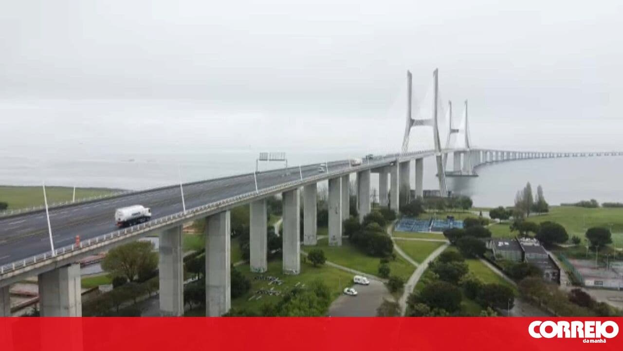 Collision between two cars affects traffic on the Vasco da Gama Bridge