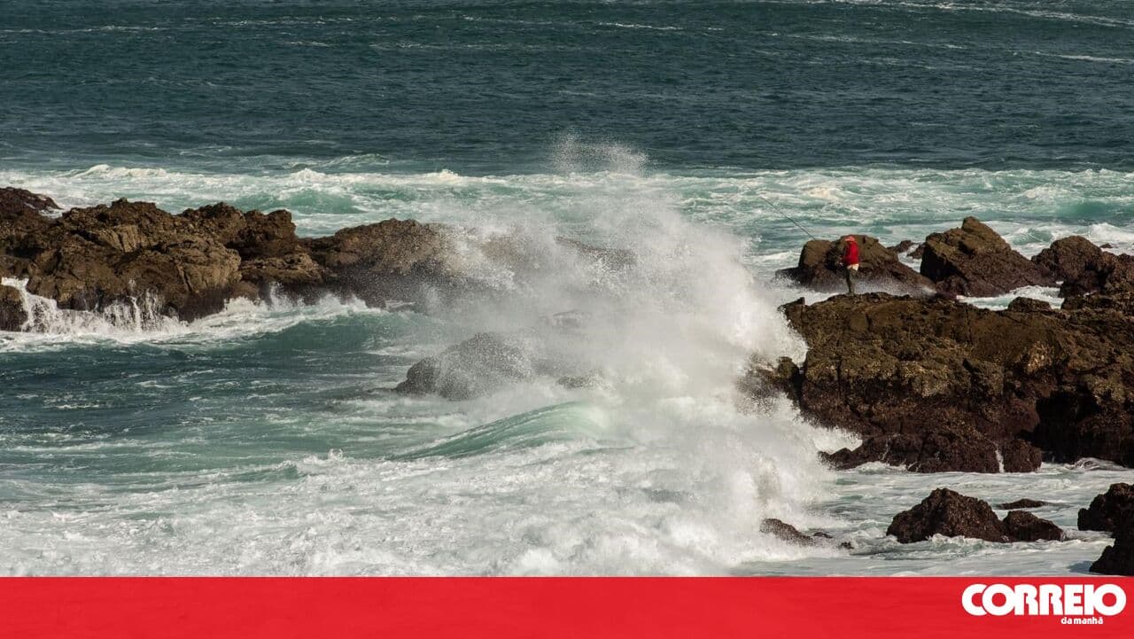 All coast under yellow warning due to rough seas