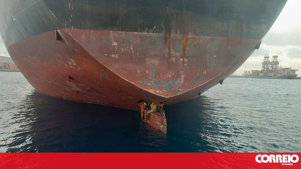 Maximum alert: Russian oil tanker adrift in the Mediterranean at risk of imminent environmental disaster