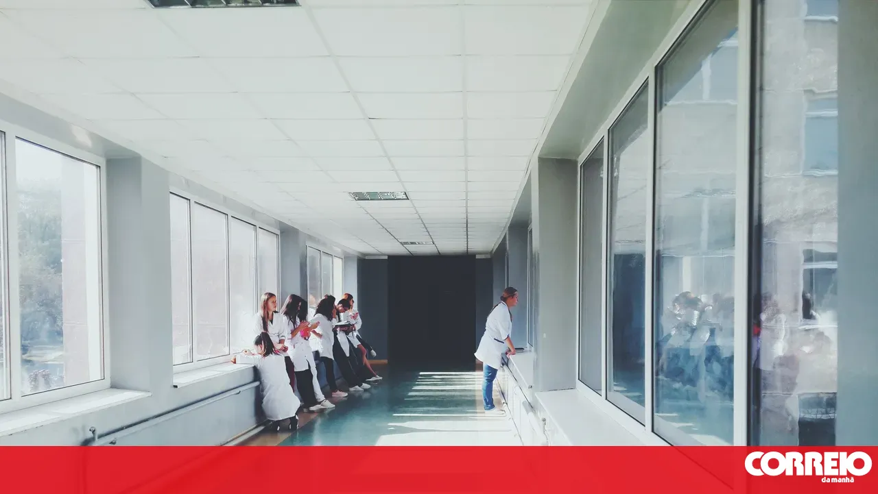 Human Resources Director of ULS Lisboa Ocidental suspended for tying up colleague