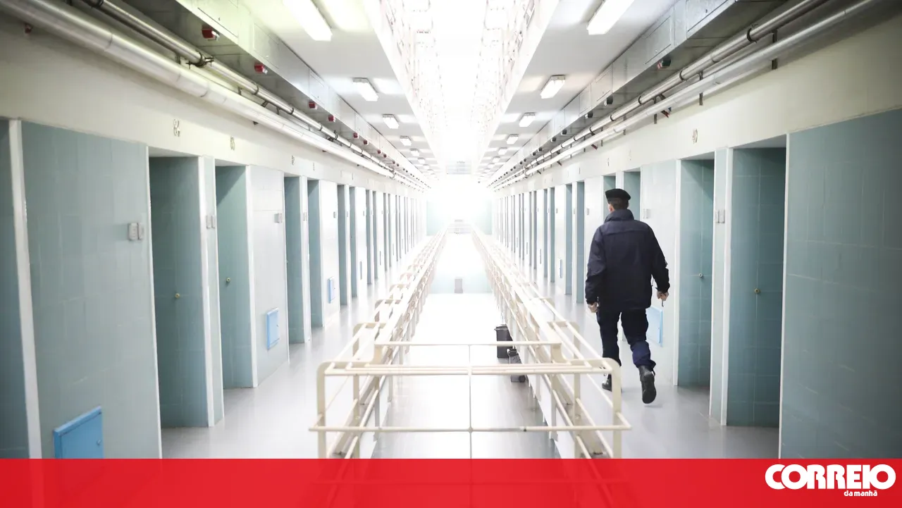 Reintegration technicians schedule strike for October and protest near Porto prison