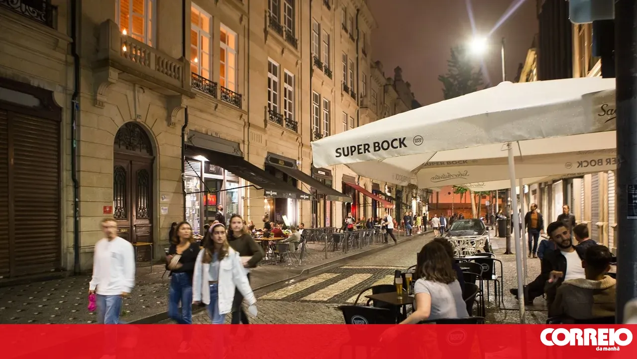 PSP closes bars during inspection operation in Porto's nightlife district. Association questions the legitimacy of the action