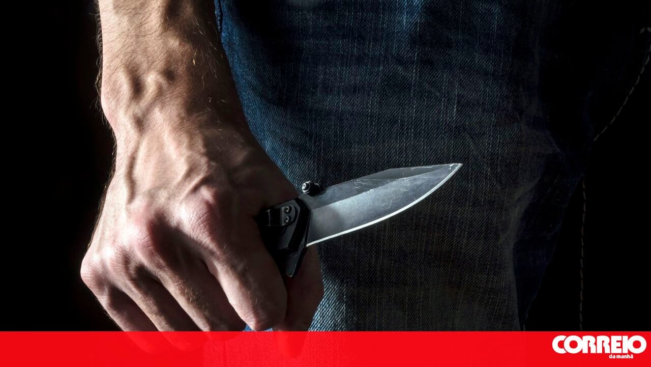 Man stabbed in the neck and head near a bar in Lourosa