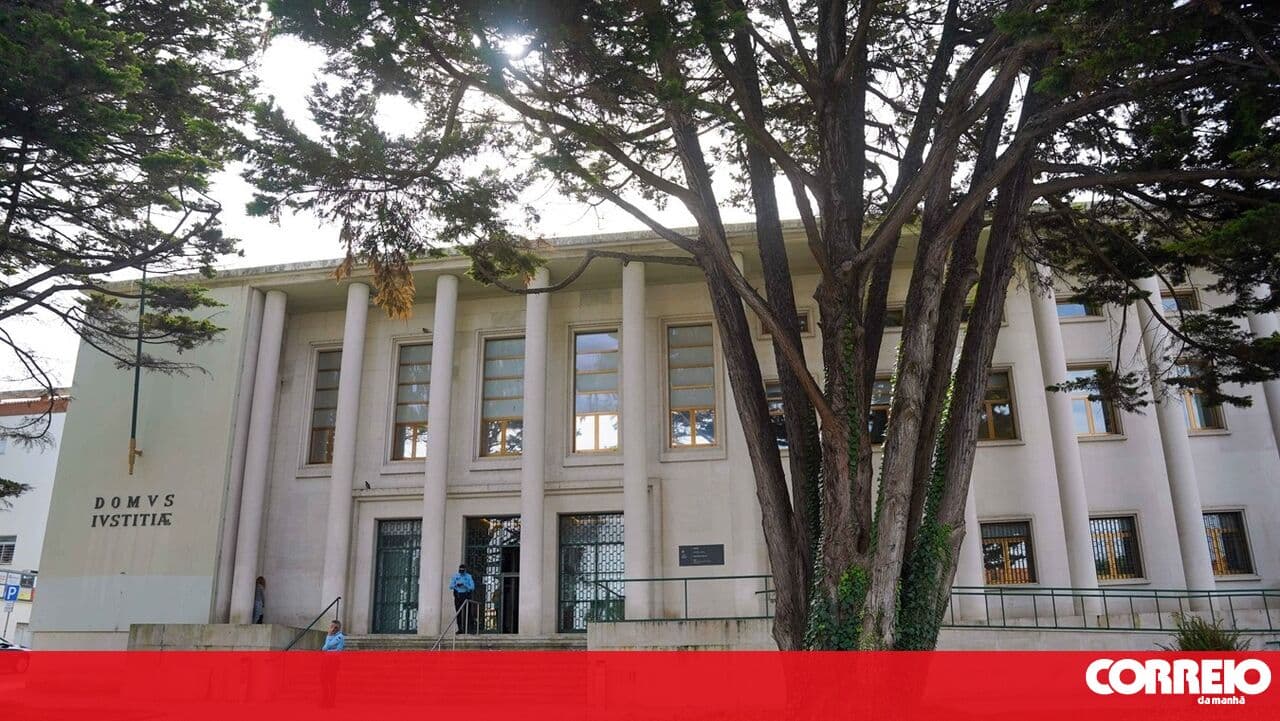 Teacher stands trial at Leiria Court on two counts of mistreating pupils