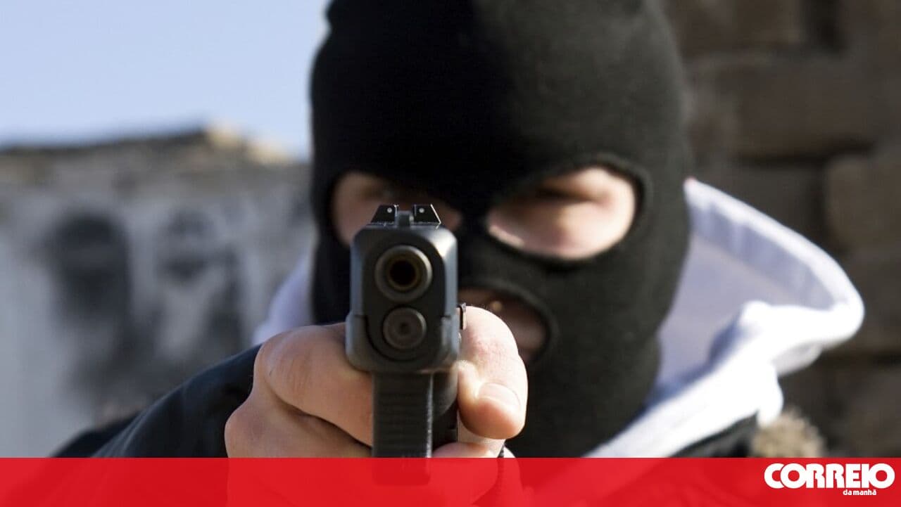 Armed man enters pharmacy to steal three thousand euros from the till in Santarém