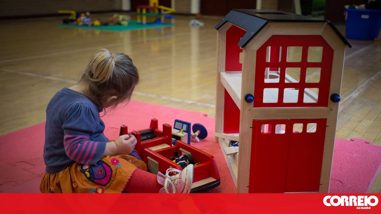 Kindergarten teacher accused of 14 counts of child abuse in Tondela. She forced them to undress