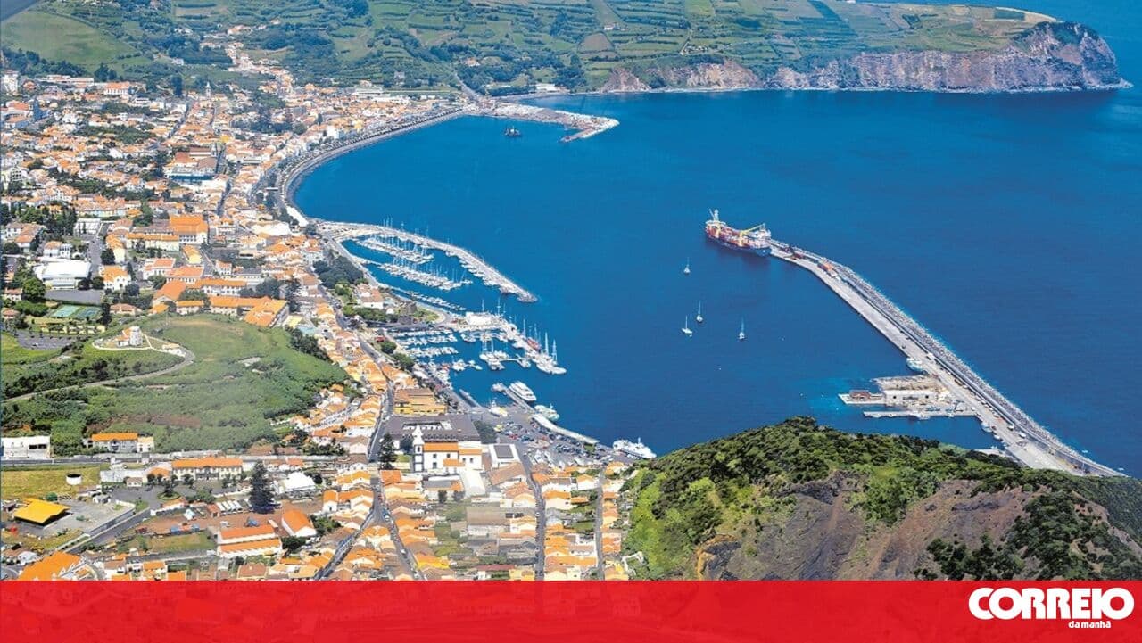 Crew member rescued from sailboat stranded on Faial Island