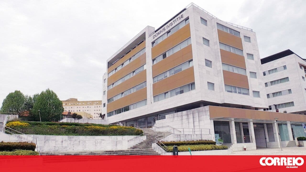 Trio suspected of robbing elderly man's home three times goes on trial in Feira