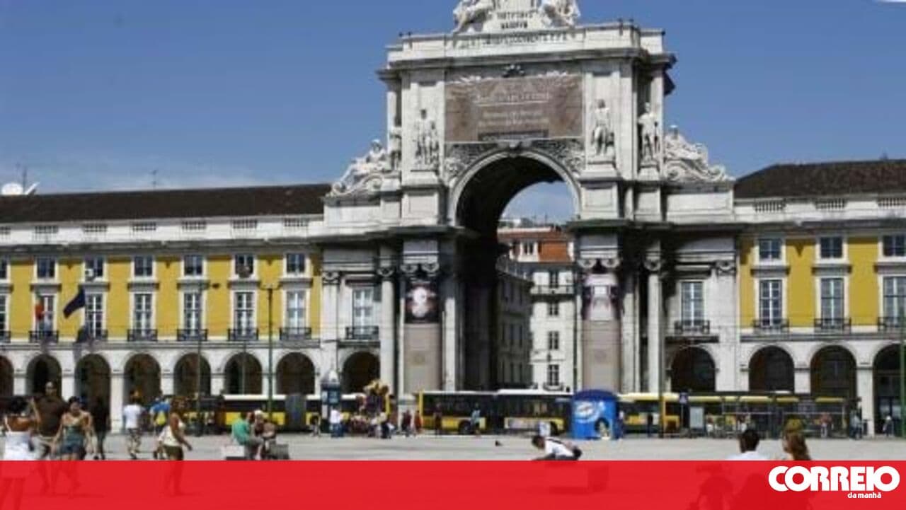 Government blocks 25th of April Museum