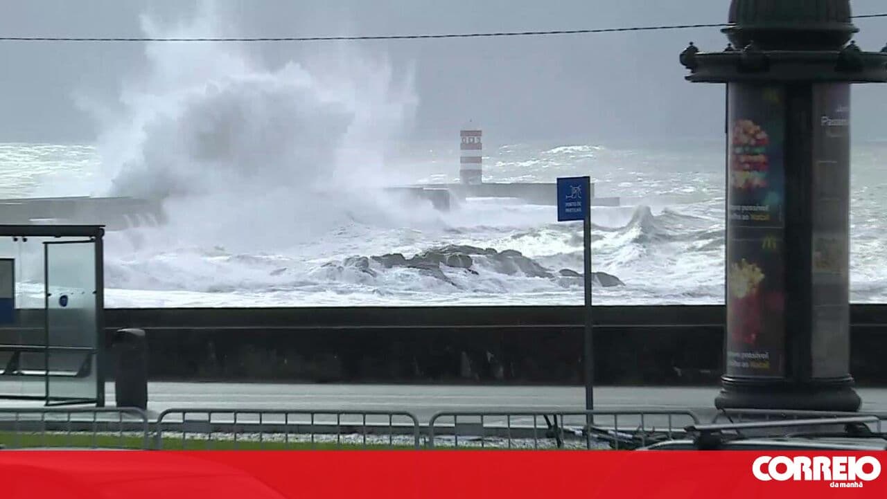 Avenida D. Carlos I in Porto closed from 19:00 due to rough sea conditions