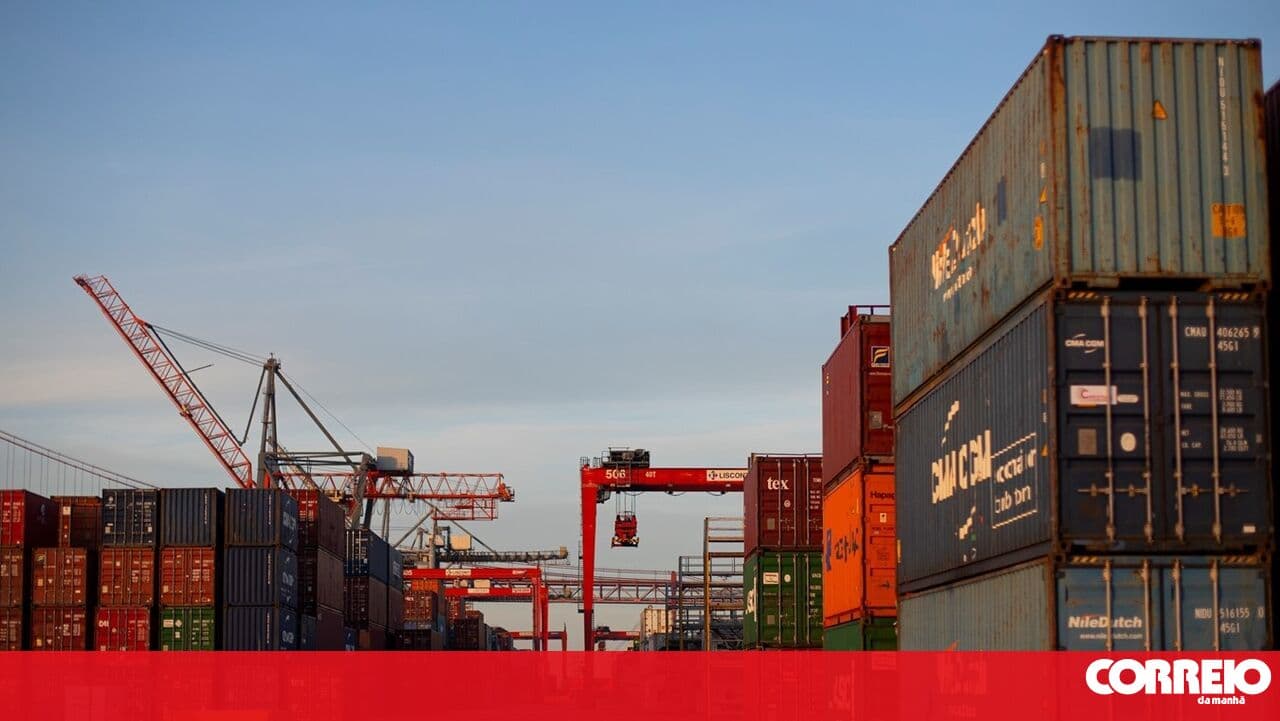 Exports fall 1.4% and imports rise 4.7% through April