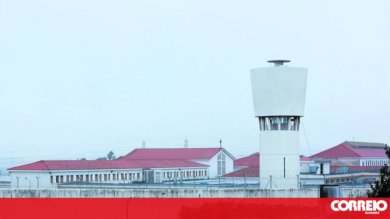 Two prison guards assaulted by inmate at Custóias prison