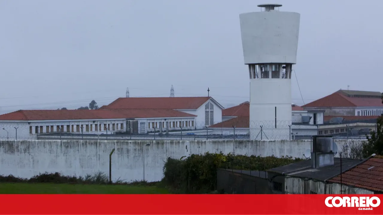 Mother caught smuggling drugs inside her body to imprisoned son in Custóias