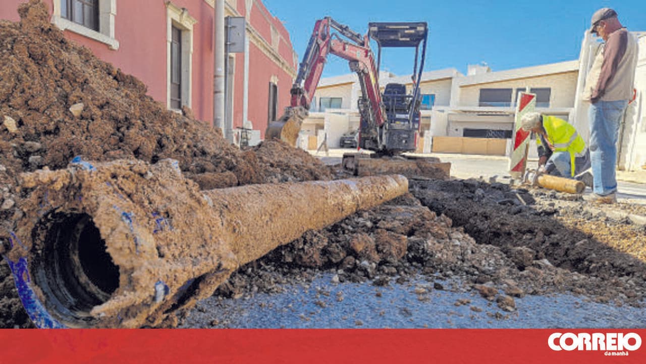 Pipe burst in central Lisbon forces suspension of local water supply for repairs