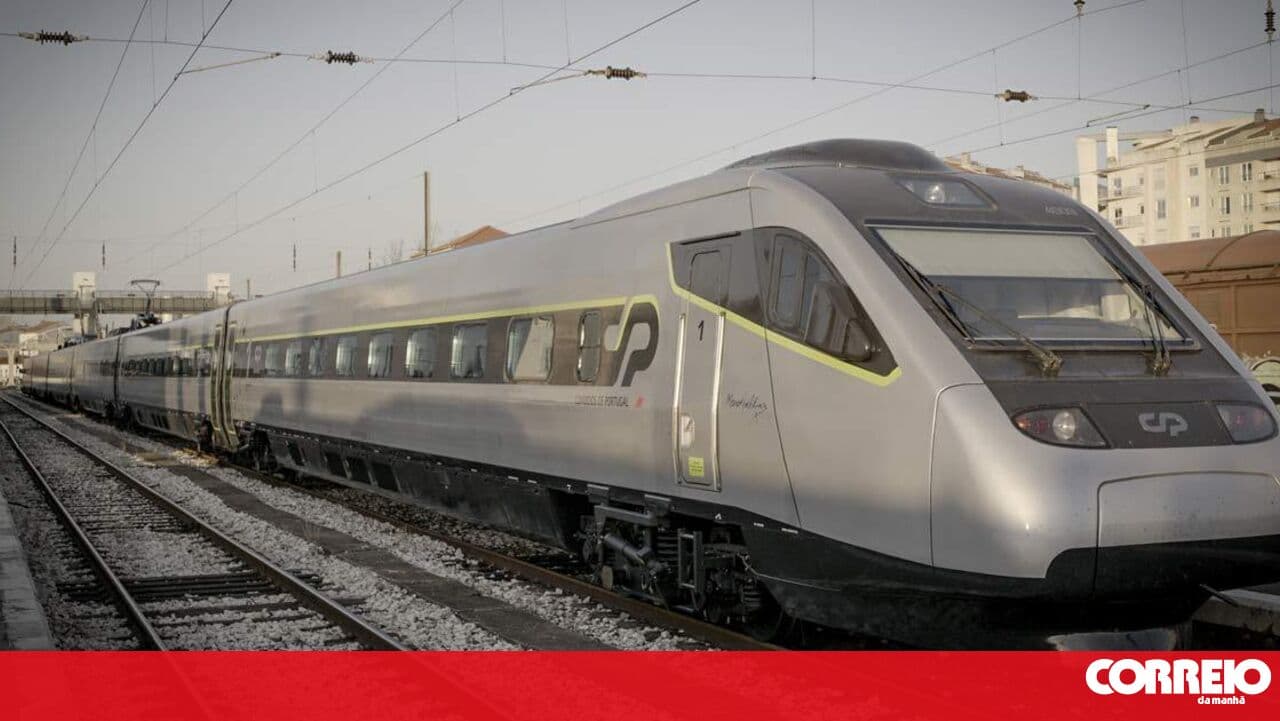 CP tests Elon Musk's Starlink to improve Internet on Alfa Pendular trains