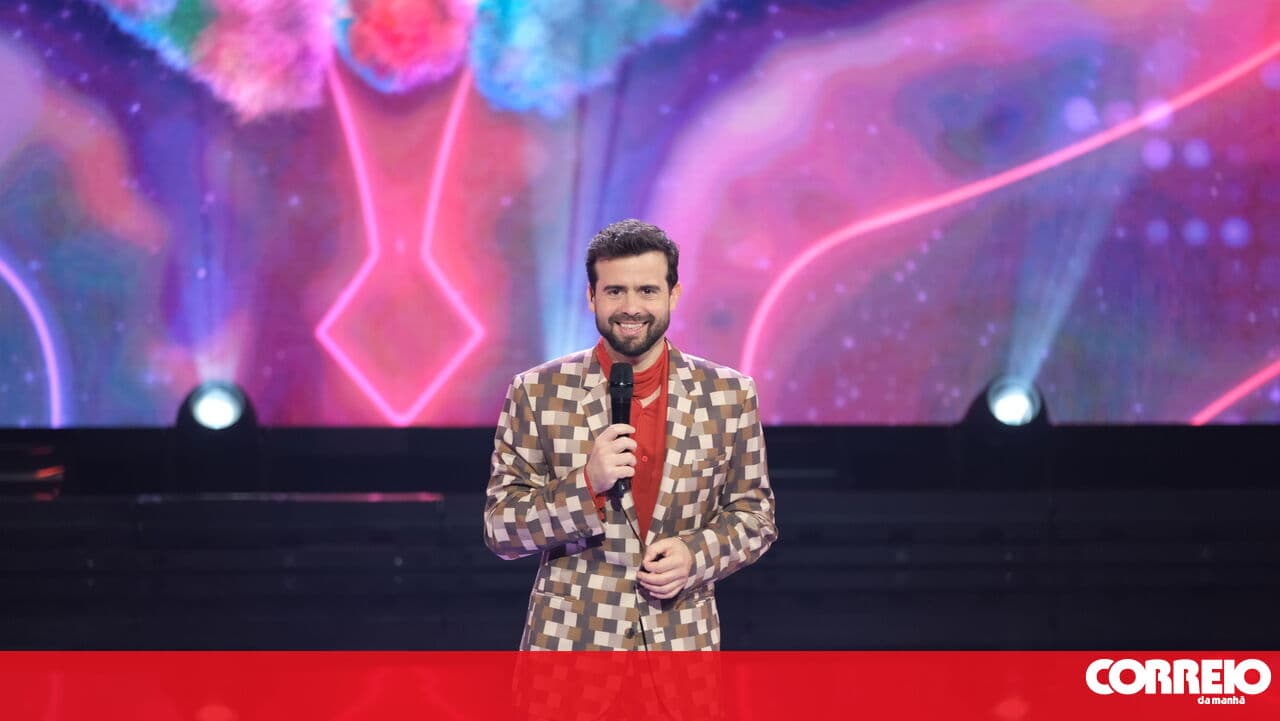 João Manzarra suffers from the storm and shows damage to his home