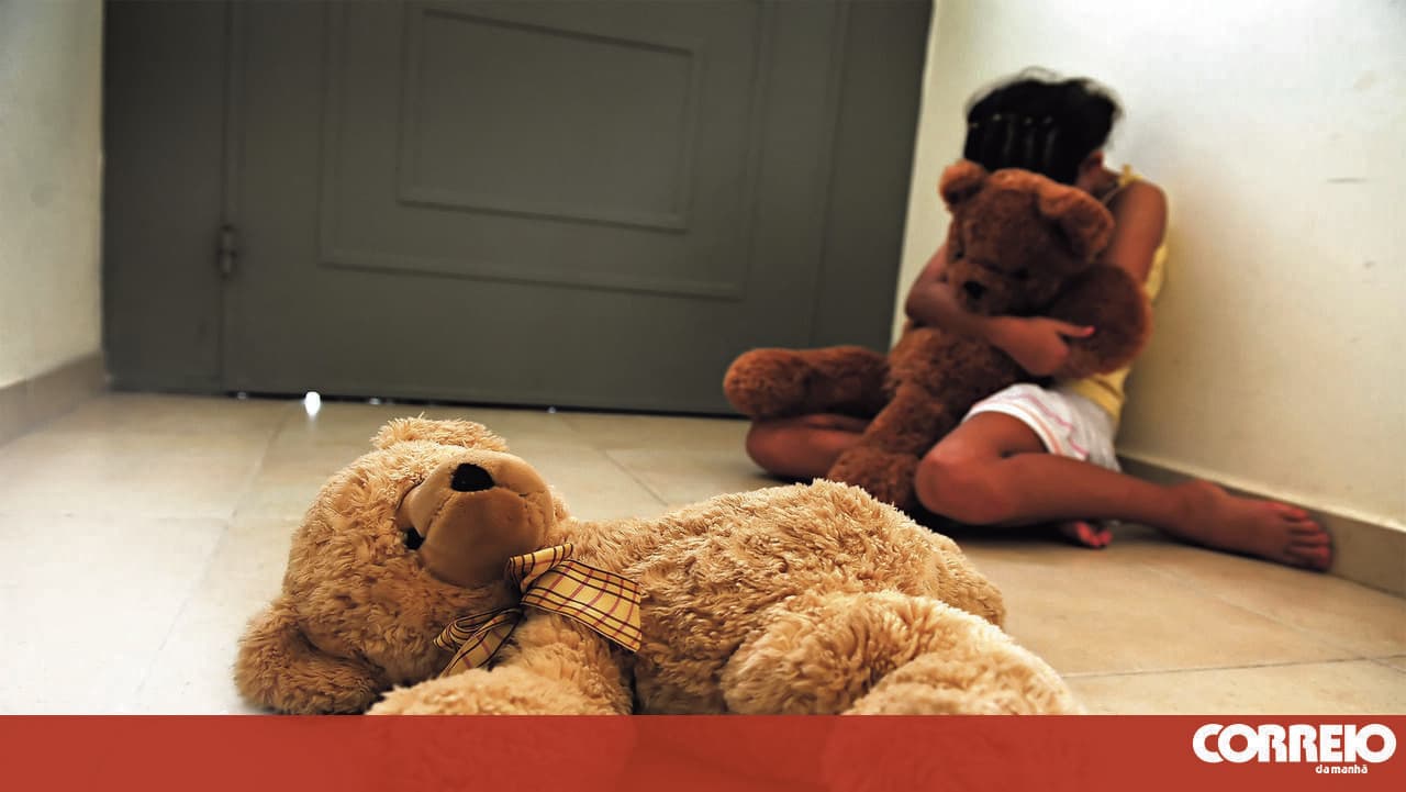 Mother sees assistant assaulting her autistic son at the door of a kindergarten in Viseu