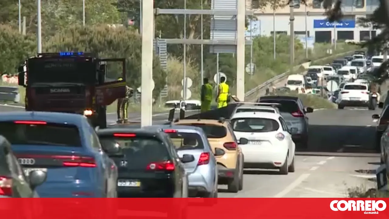 Traffic restricted on Sunday morning on the IC-19 near the Queluz Palace