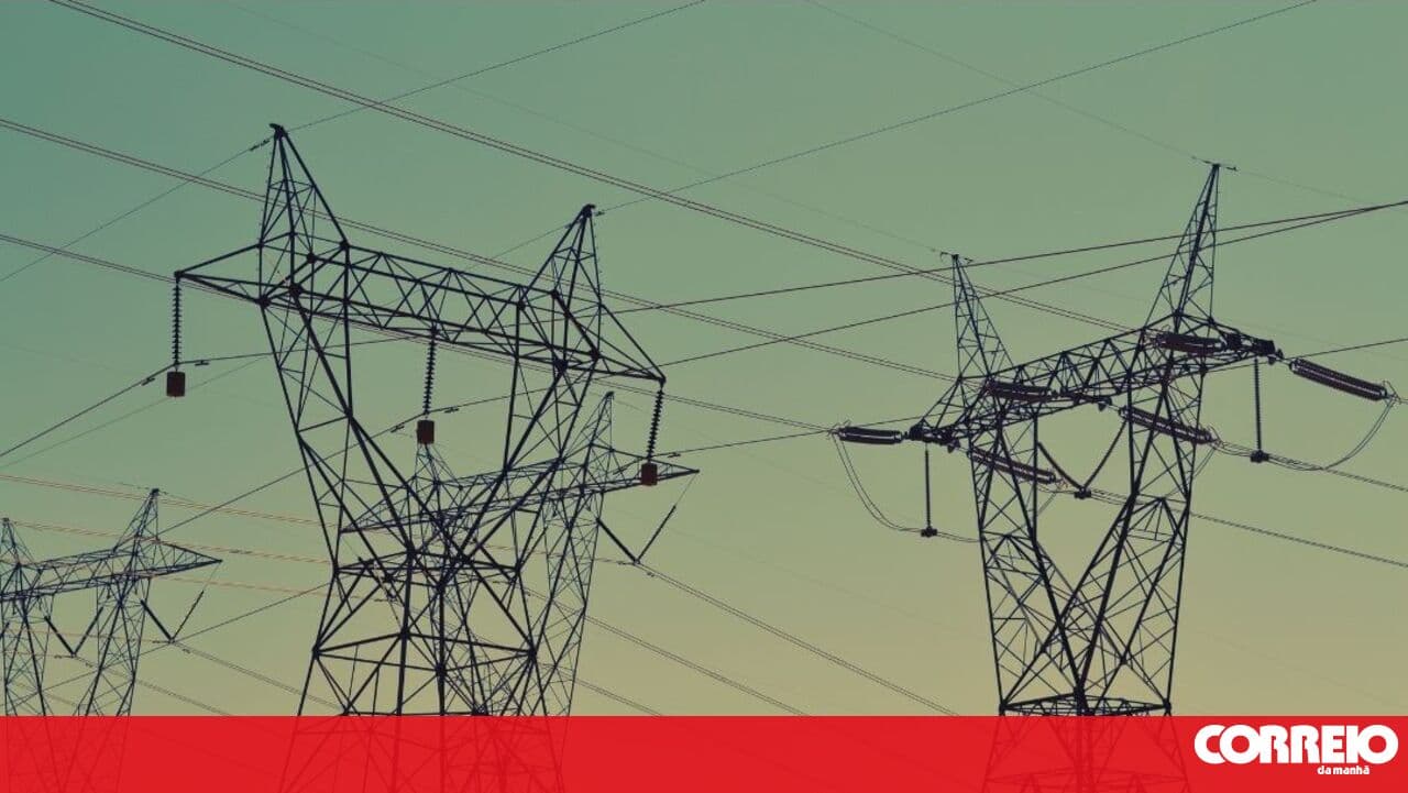 Around 211,000 E-Redes customers were still without power at 06:00